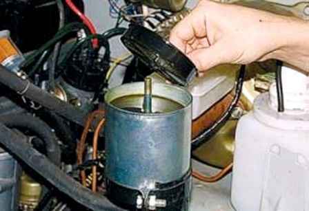 Reemplazar el líquido y purgar el sistema de dirección asistida de un automóvil UAZ
