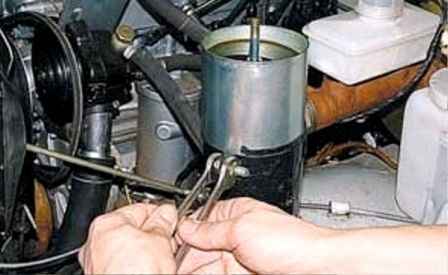 Reemplazar el líquido y purgar el sistema de dirección asistida de un automóvil UAZ