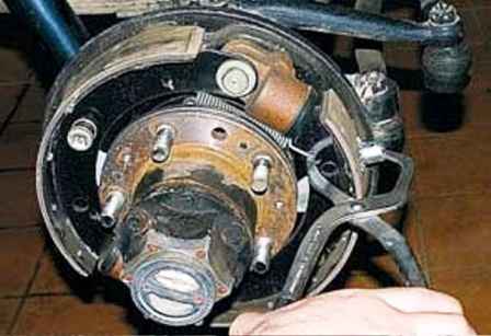 How to replace UAZ front wheel brake pads