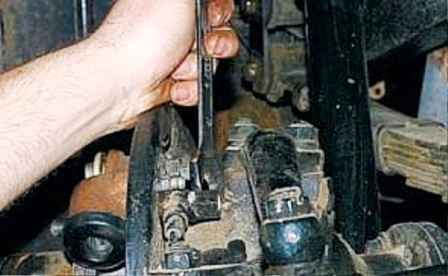 Cómo reemplazar el cilindro de freno y el tubo de la rueda delantera UAZ