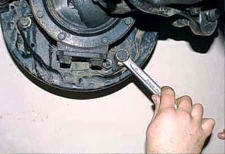Як замінити гальмівний циліндр та трубку переднього колеса УАЗ