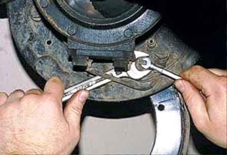 Cómo reemplazar el cilindro de freno y el tubo de la rueda delantera UAZ