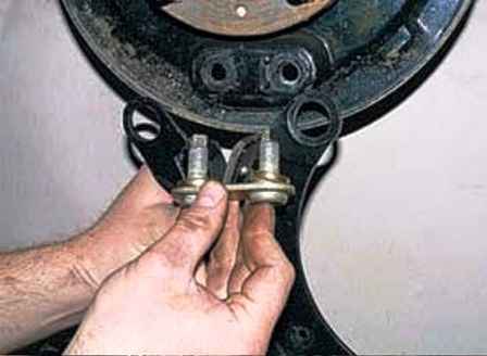 Как заменить и отрегулировать колодки задних колес УАЗ