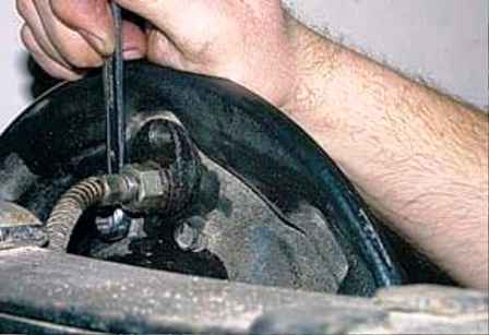 Cómo reemplazar el cilindro de freno y la manguera de la rueda trasera UAZ