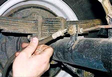 Cómo reemplazar el cilindro de freno y la manguera de la rueda trasera UAZ