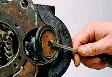 How to disassemble and assemble a UAZ car gearbox
