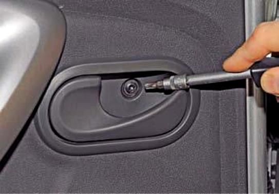 Як зняти оббивку задніх дверей Renault Duster