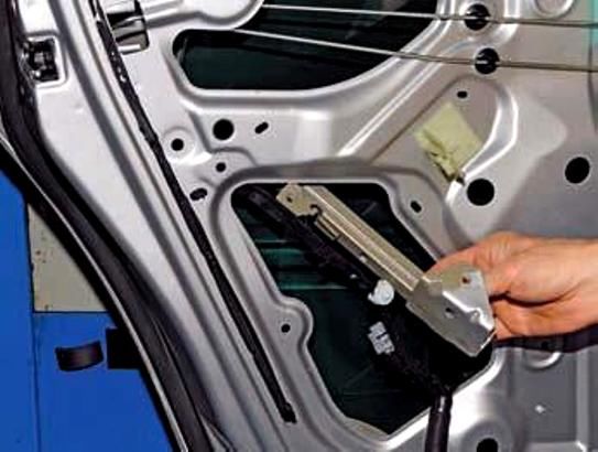 Removing Renault Duster rear door elements
