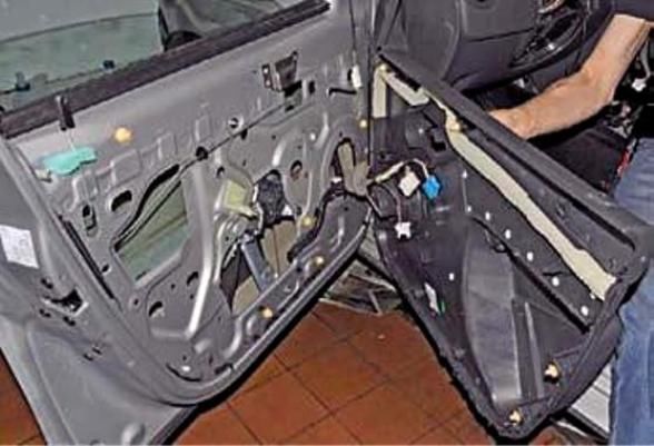 Зняття оббивки передніх дверей Renault Duster