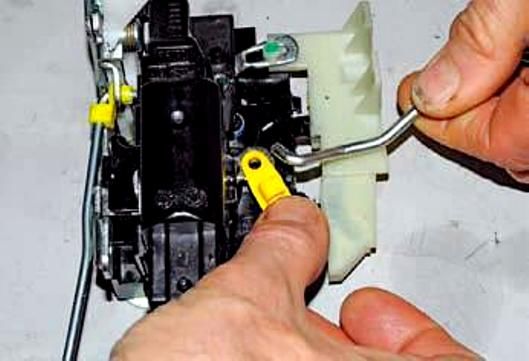 Removing Renault Duster front door elements