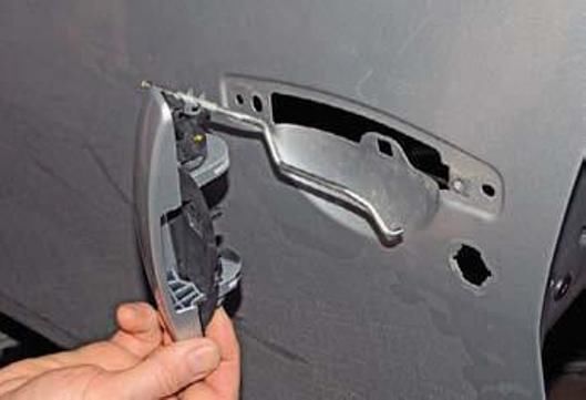 Removing Renault Duster front door elements