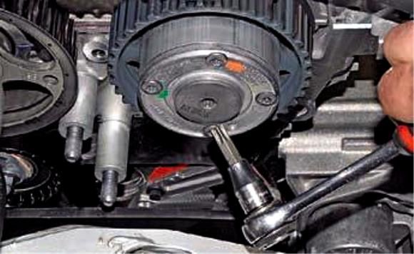 Снятие распредвалов и гидроопор клапанов Renault Duster