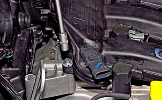 Removing and installing the Renault Duster engine reservoir