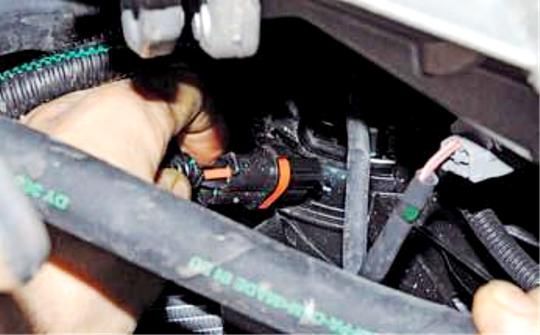 Removing the Renault Duster engine cooling fan