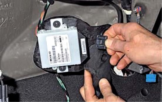 Removing the transmission control unit of a 4x4 vehicle