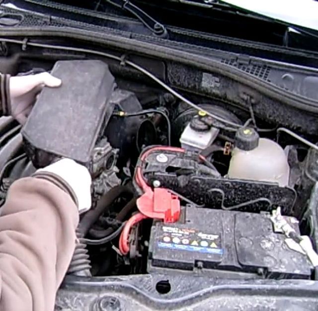 Как снять термостат и корпус термостата автомобиля Ниссан Альмера