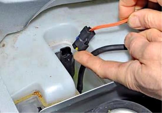 Removing parts of Renault Duster windshield washers