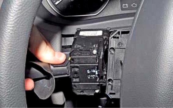 Removing and installing Nissan Almera steering column switches