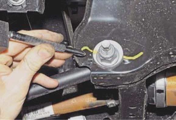 Снятие элементов задней подвески автомобиля 4х4 Renault Duster