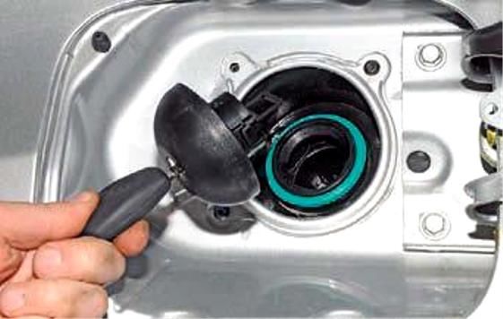Removing and installing Renault Duster fuel tank