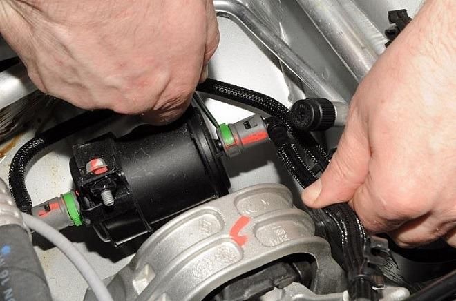 Як перевірити компресію та тиск палива двигуна Renault Duster