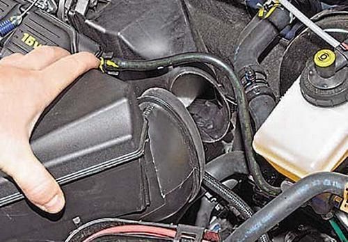 Removing the Renault Duster air filter element and housing