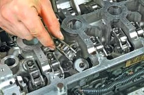 Replacing Renault Duster valve stem seals