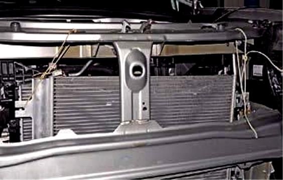 Снятие и установка радиатора системы охлаждения Renault Duster