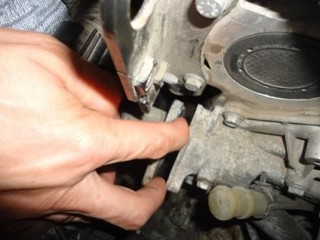 Removing thermostat and thermostat housing Renault Duster