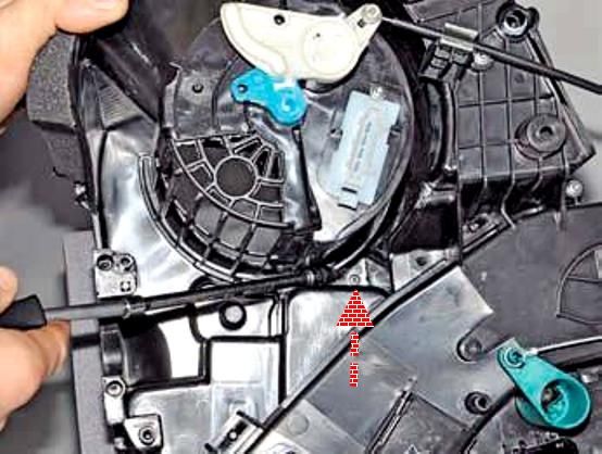 How to remove the A/C evaporator on a Nissan Almera