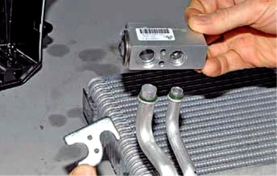How to remove the A/C evaporator on a Nissan Almera