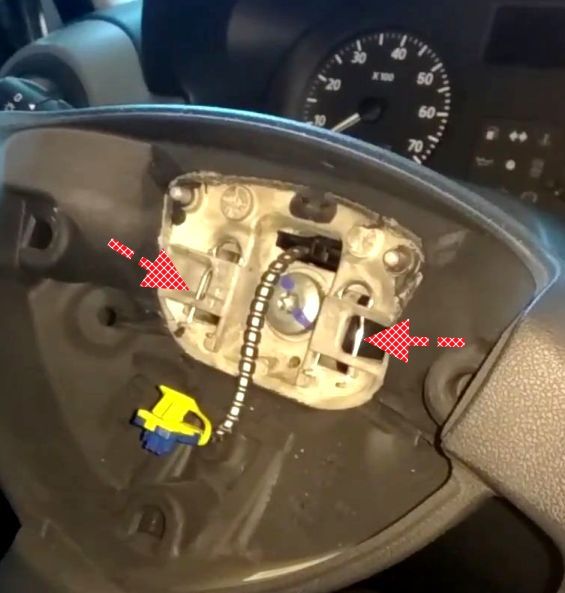 Removing and installing the steering wheel of a Nissan Almera car