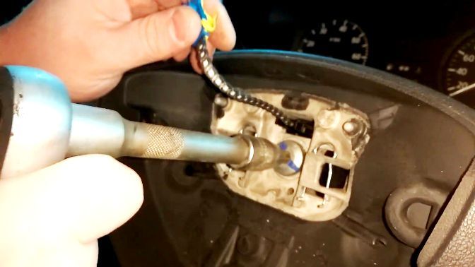 Removing and installing the steering wheel of a Nissan Almera car