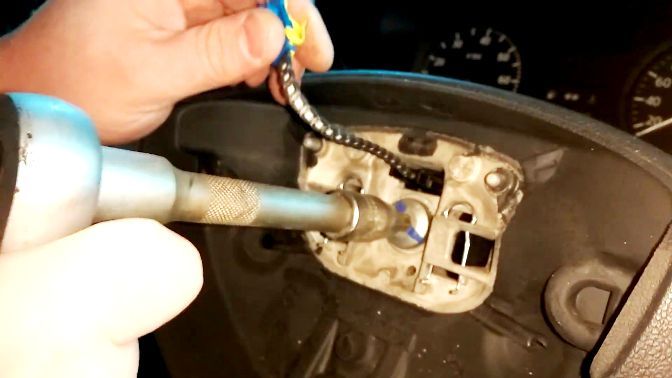 Removing and installing steering wheel Renault Duster