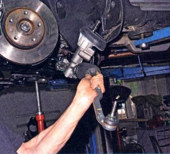 Removing the steering mechanism of the Nissan Almera car