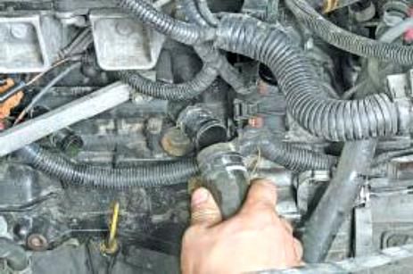 Removing and installing Renault Duster engine