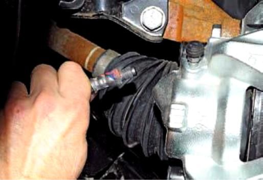 Replacing Renault Duster front brake components