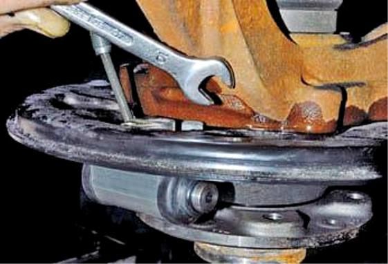 Замена элементов тормозов задних колес Renault Duster