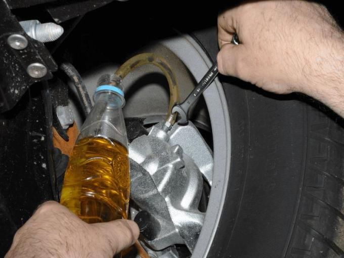 Replacing and bleeding hydraulic brakes and clutch Renault Duster
