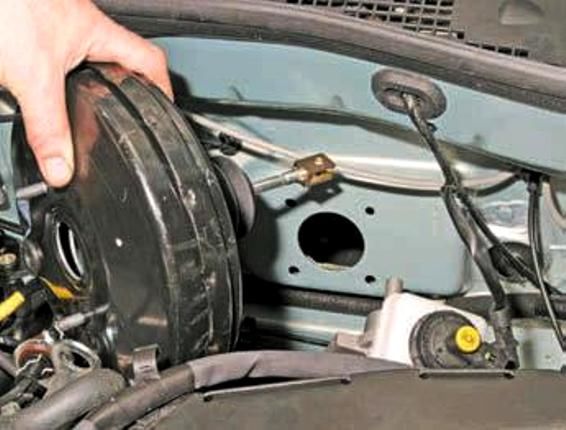 Replacement of the vacuum booster and check valve brakes Renault Duster