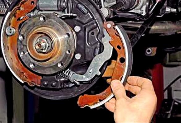 Replacing brake pads for Renault Duster rear wheels