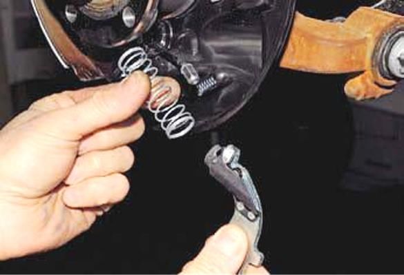 Замена колодок тормозов задних колес Рено Дастер