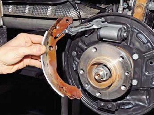 Replacing the rear brake pads Renault Duster