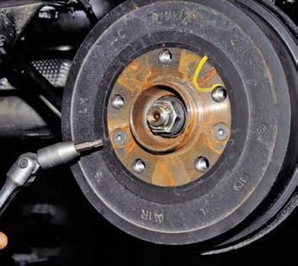 Replacing Renault Duster rear brake pads