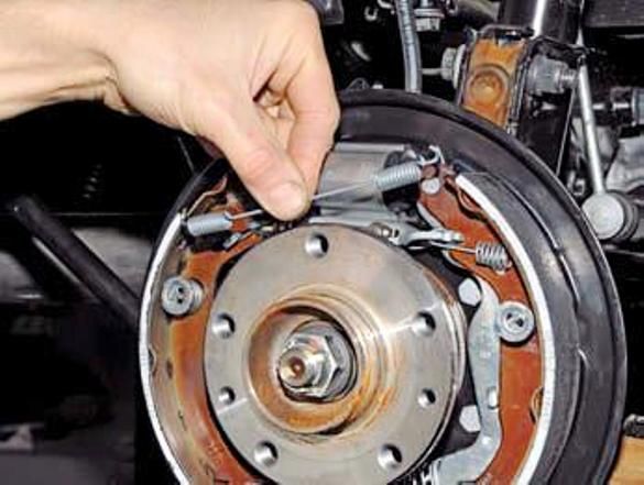 Replacement of brake pads for rear wheels of Renault Duster