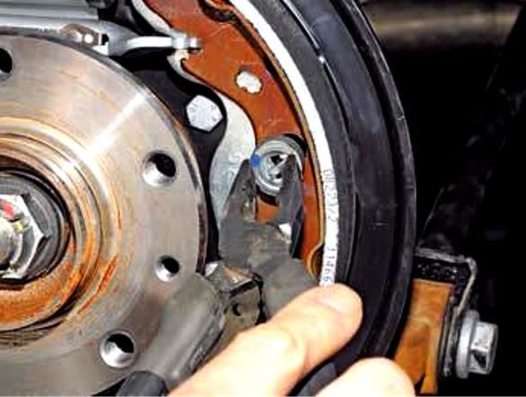 Replacing Renault Duster rear brake pads