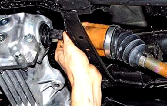 Зняття та ремонт приводів задніх коліс Renault Duster