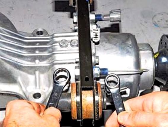 Removing and installing Renault Duster rear gearbox