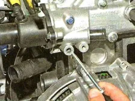 How to remove the thermostat and thermostat housing of a Nissan Almera car