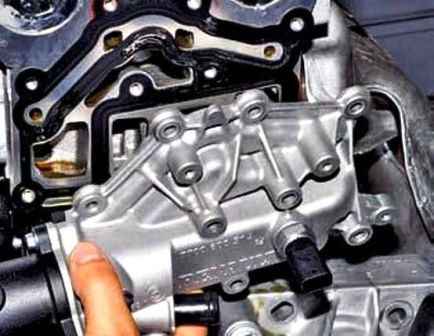 How to remove the thermostat and thermostat housing of a Nissan Almera car